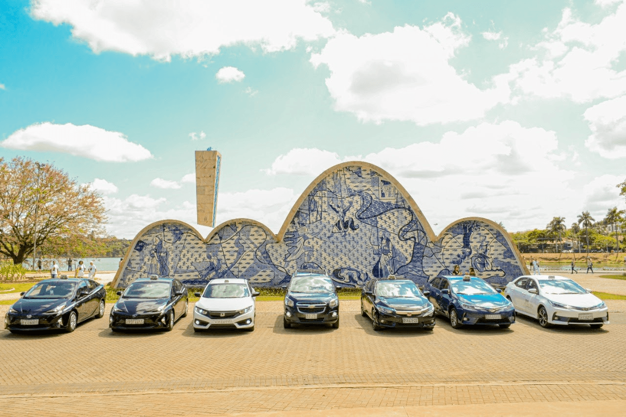 Toda a frota de táxis executivos posicionada em frente à Igreja da Pampulha, em Belo Horizonte,
						 ponto turístico icônico com painéis de azulejos assinados por Cândido Portinari.